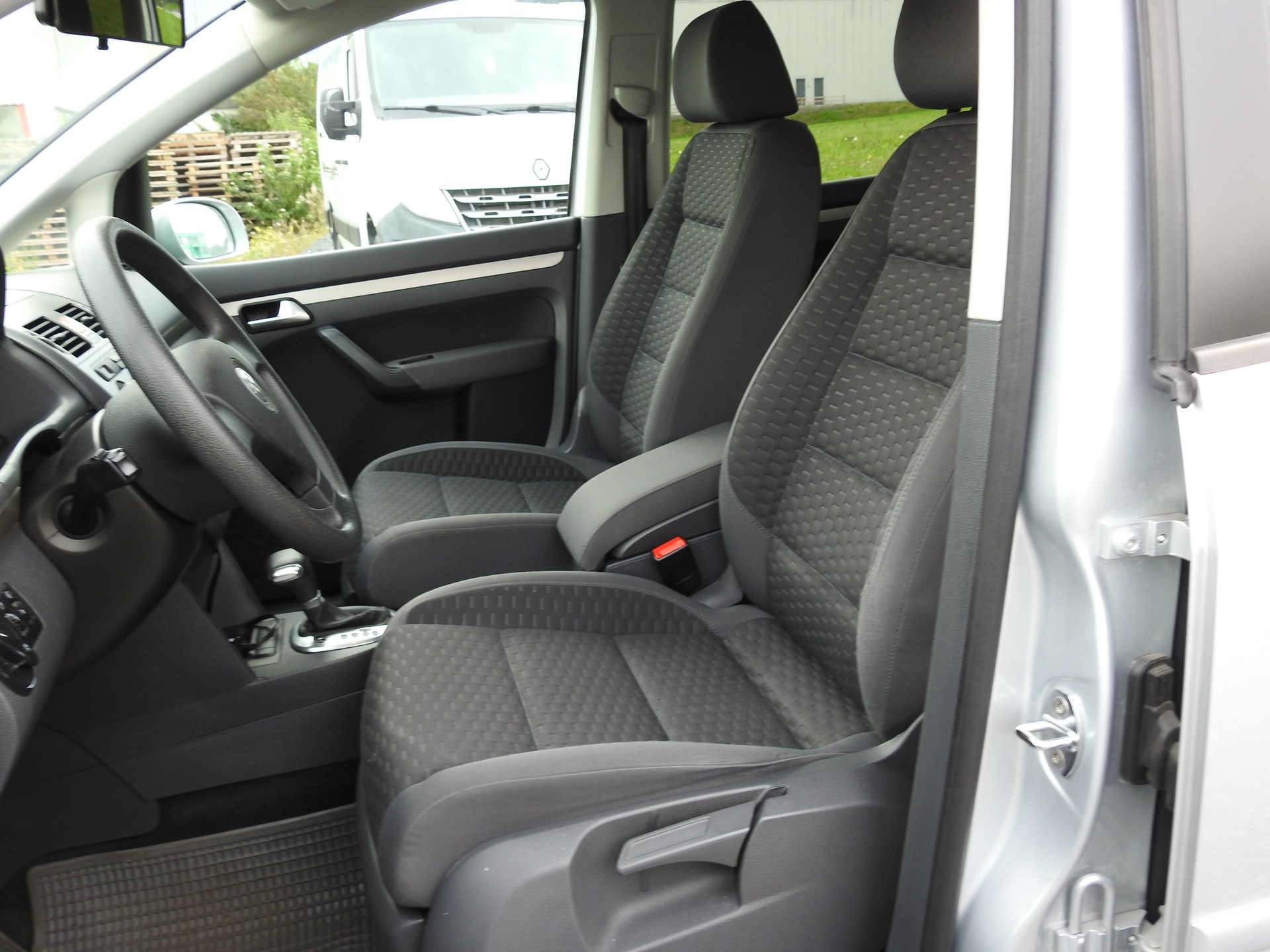 VW Touran 2.0 TDI Trendline-image-12