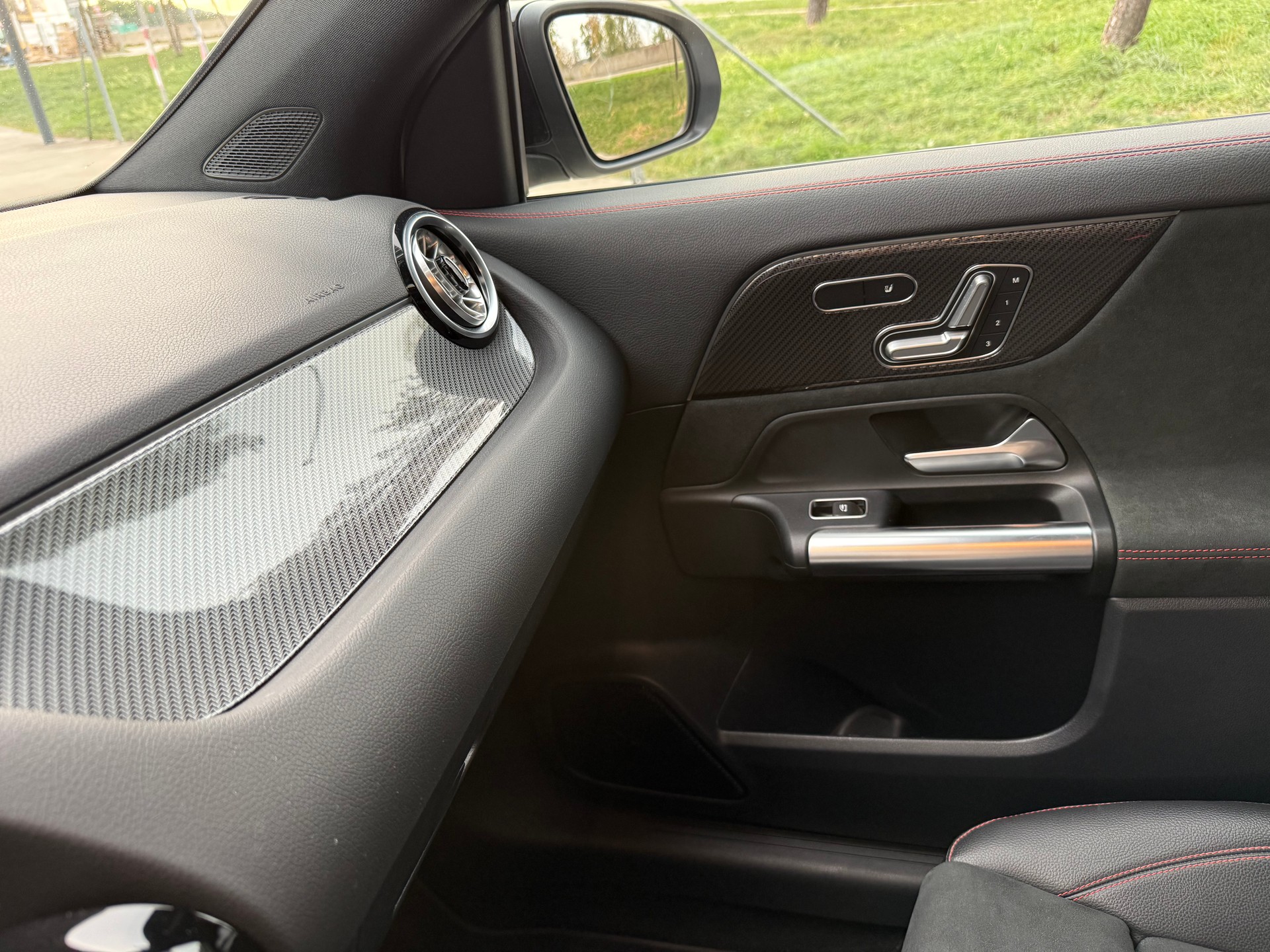 MERCEDES-BENZ GLA 250 4Matic AMG Line 8G-DCT-image-11