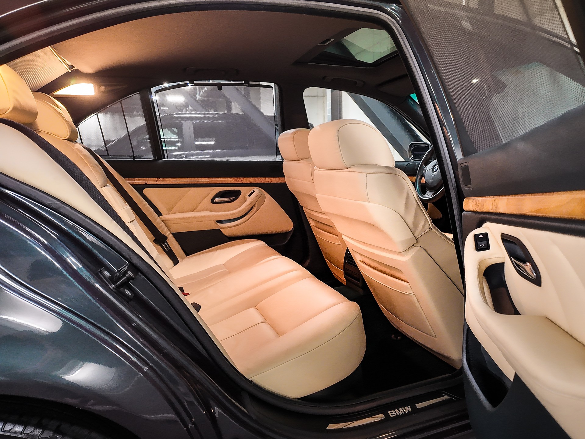 BMW 528i-image-13