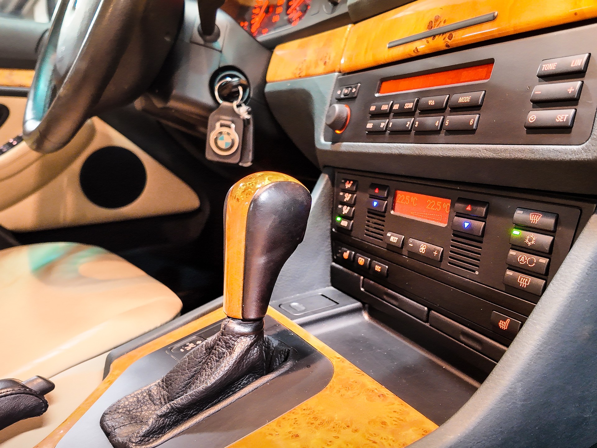 BMW 528i-image-10