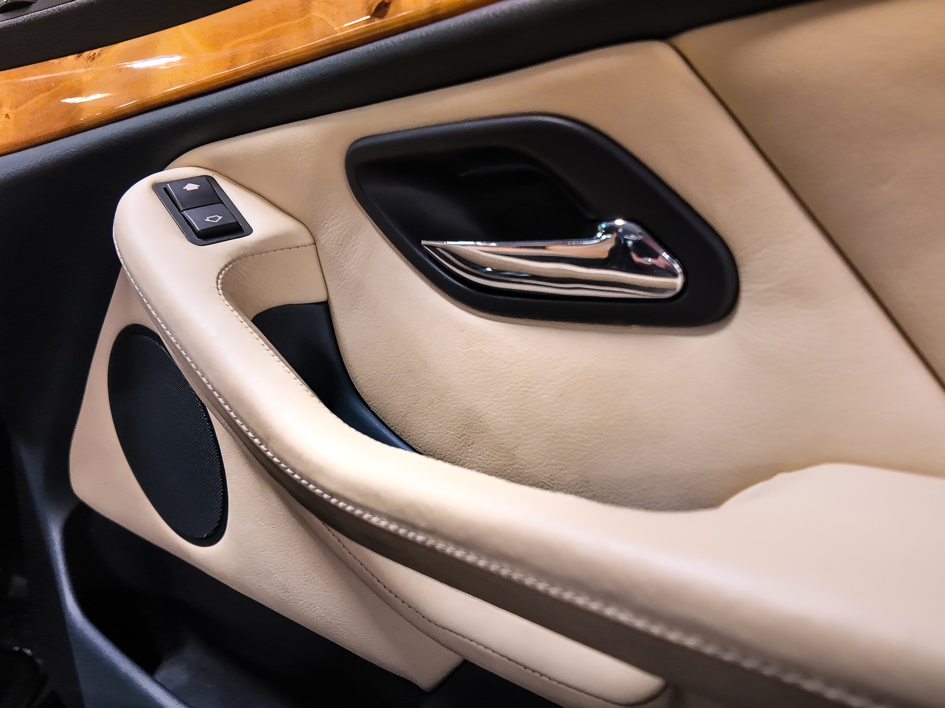 BMW 528i-image-14