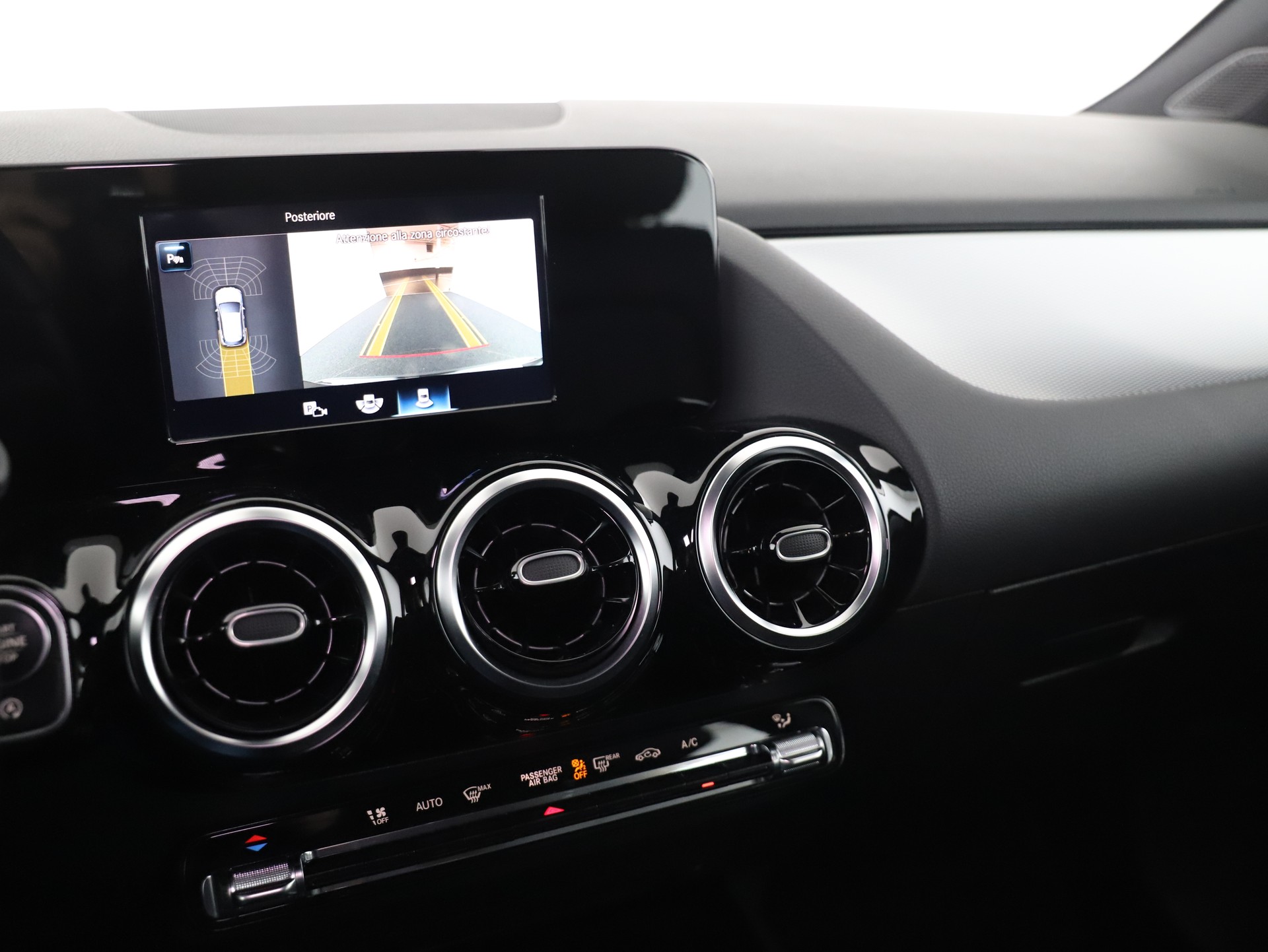 MERCEDES-BENZ GLA 200d Style 4Matic-image-12