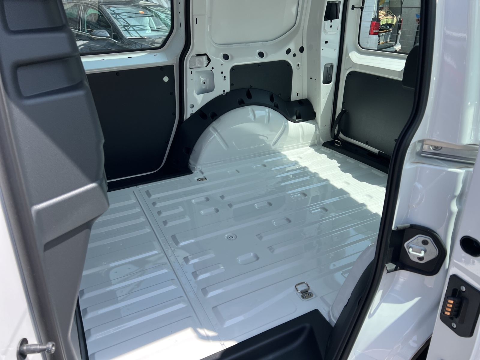 VW Caddy Cargo 1.5 TSI Entry-image-8