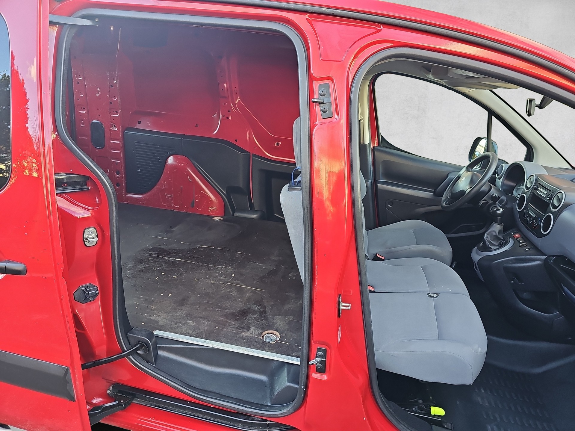 PEUGEOT Partner 1.6 e-HDI Urban Pack-image-9