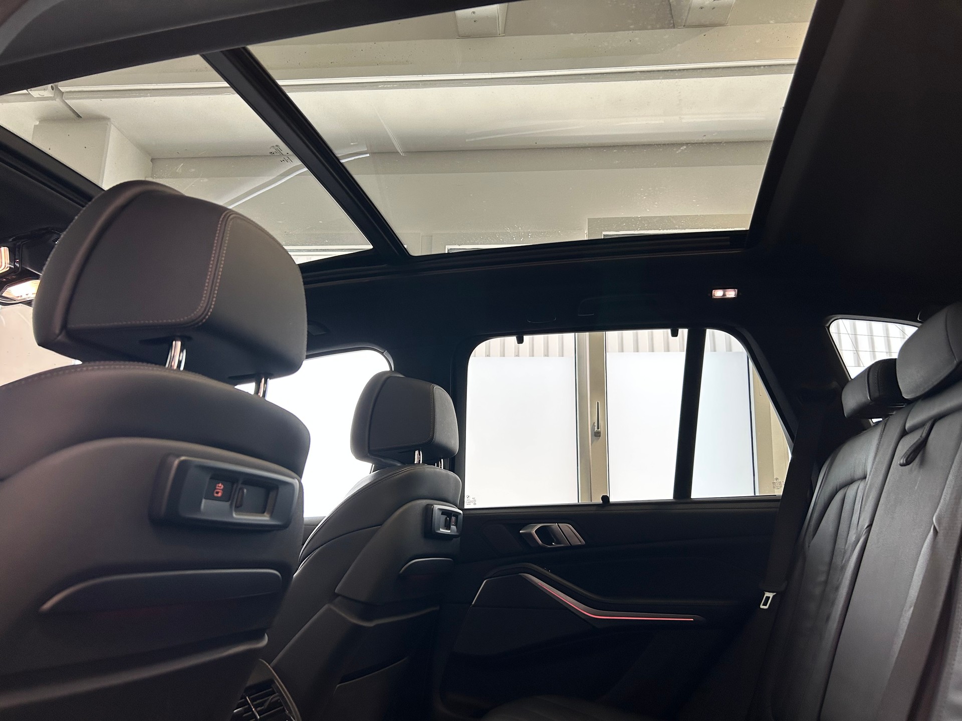 BMW X5 xDrive M50i Steptronic-image-24