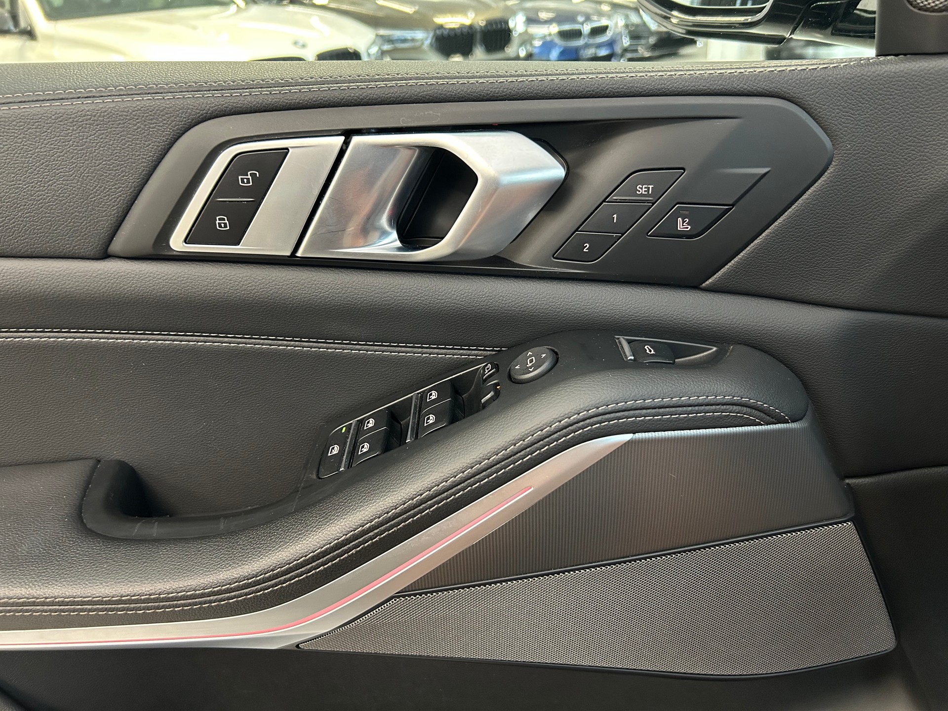 BMW X5 xDrive M50i Steptronic-image-13