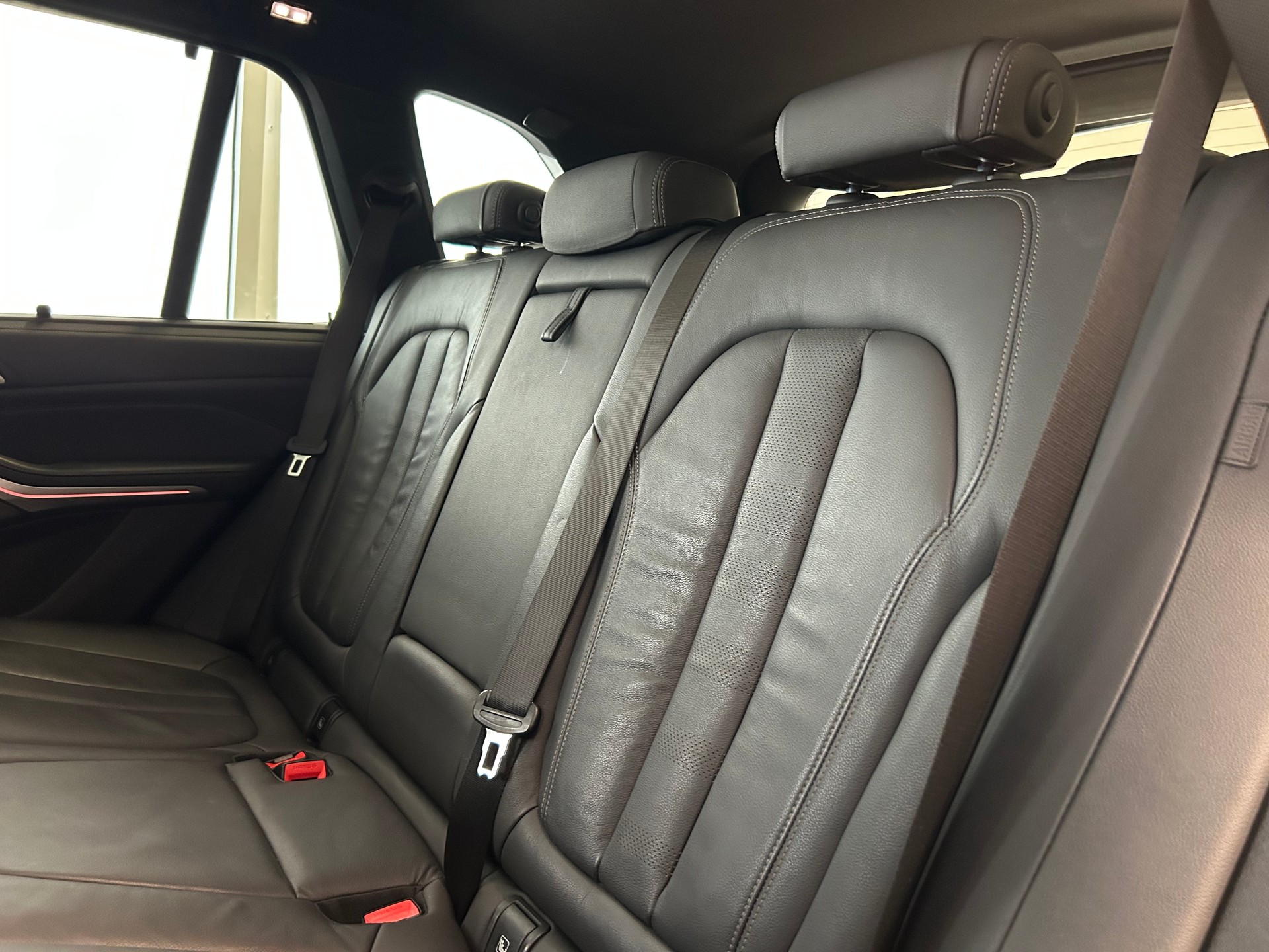 BMW X5 xDrive M50i Steptronic-image-23