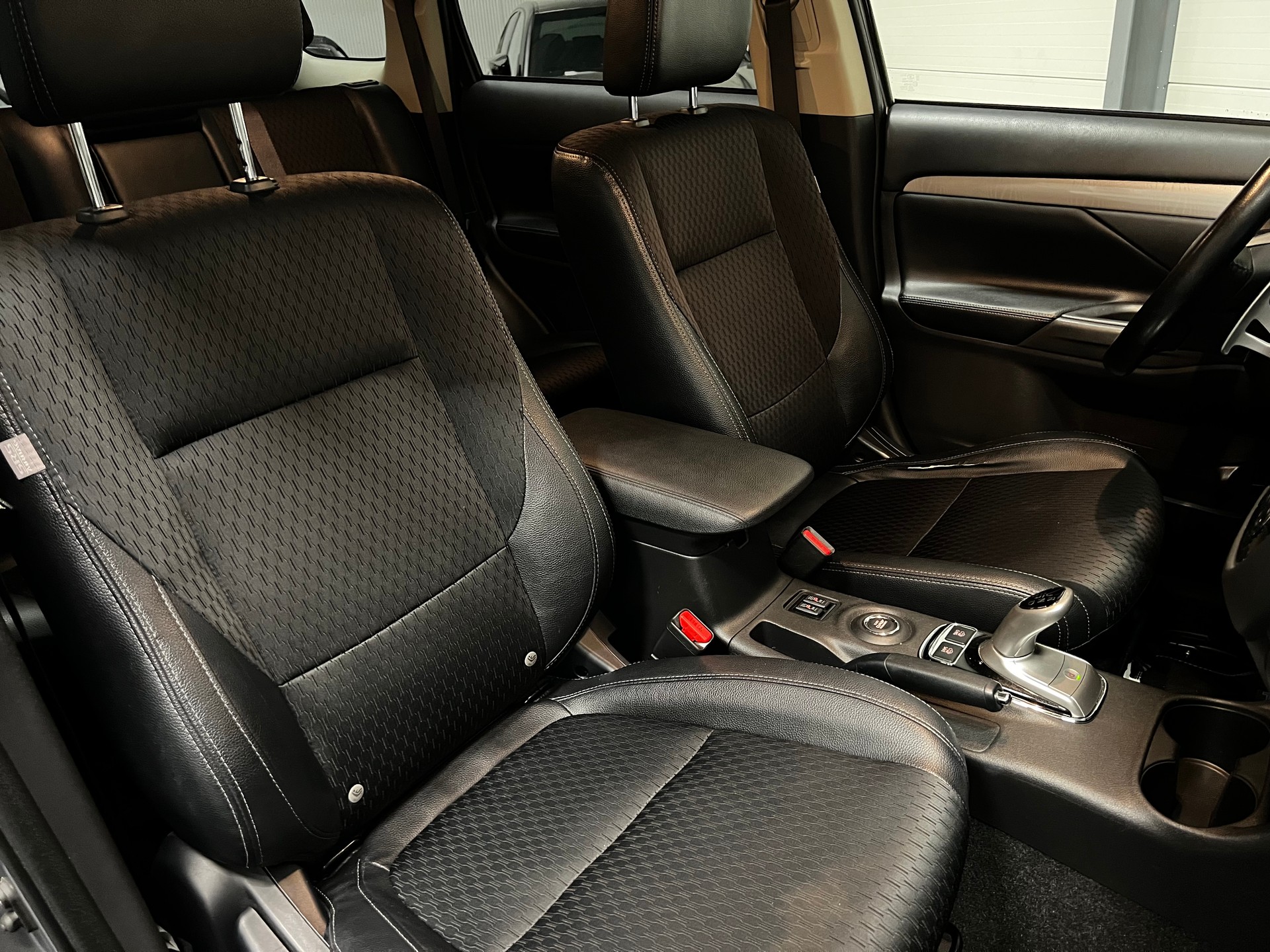 MITSUBISHI Outlander 2.0 PHEV Intense-image-6