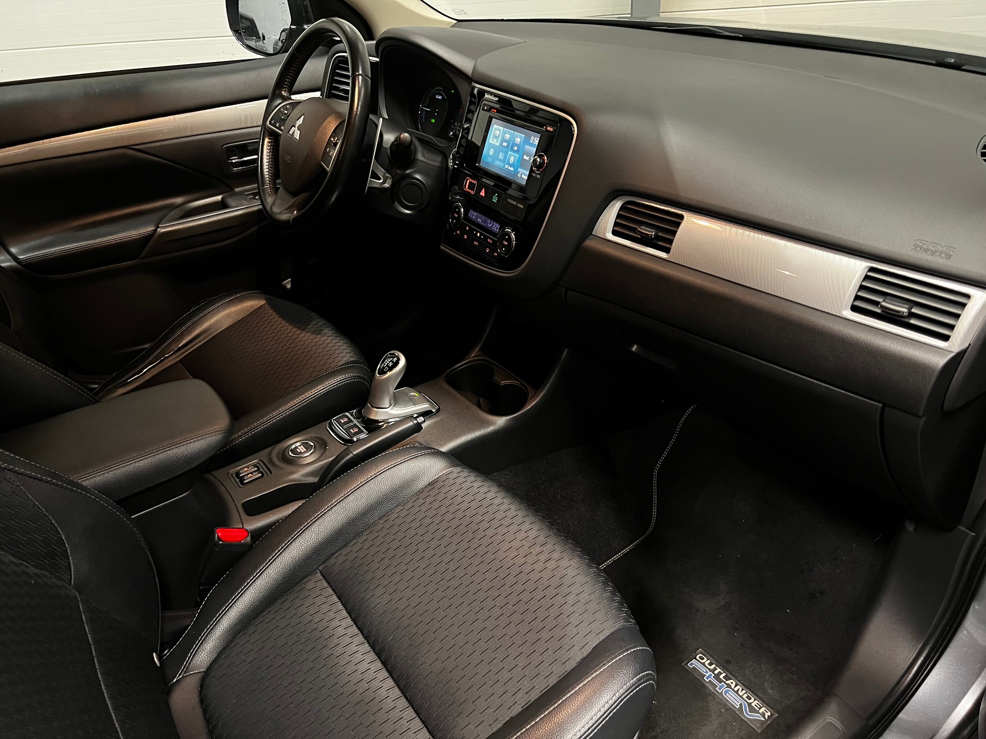MITSUBISHI Outlander 2.0 PHEV Intense-image-5