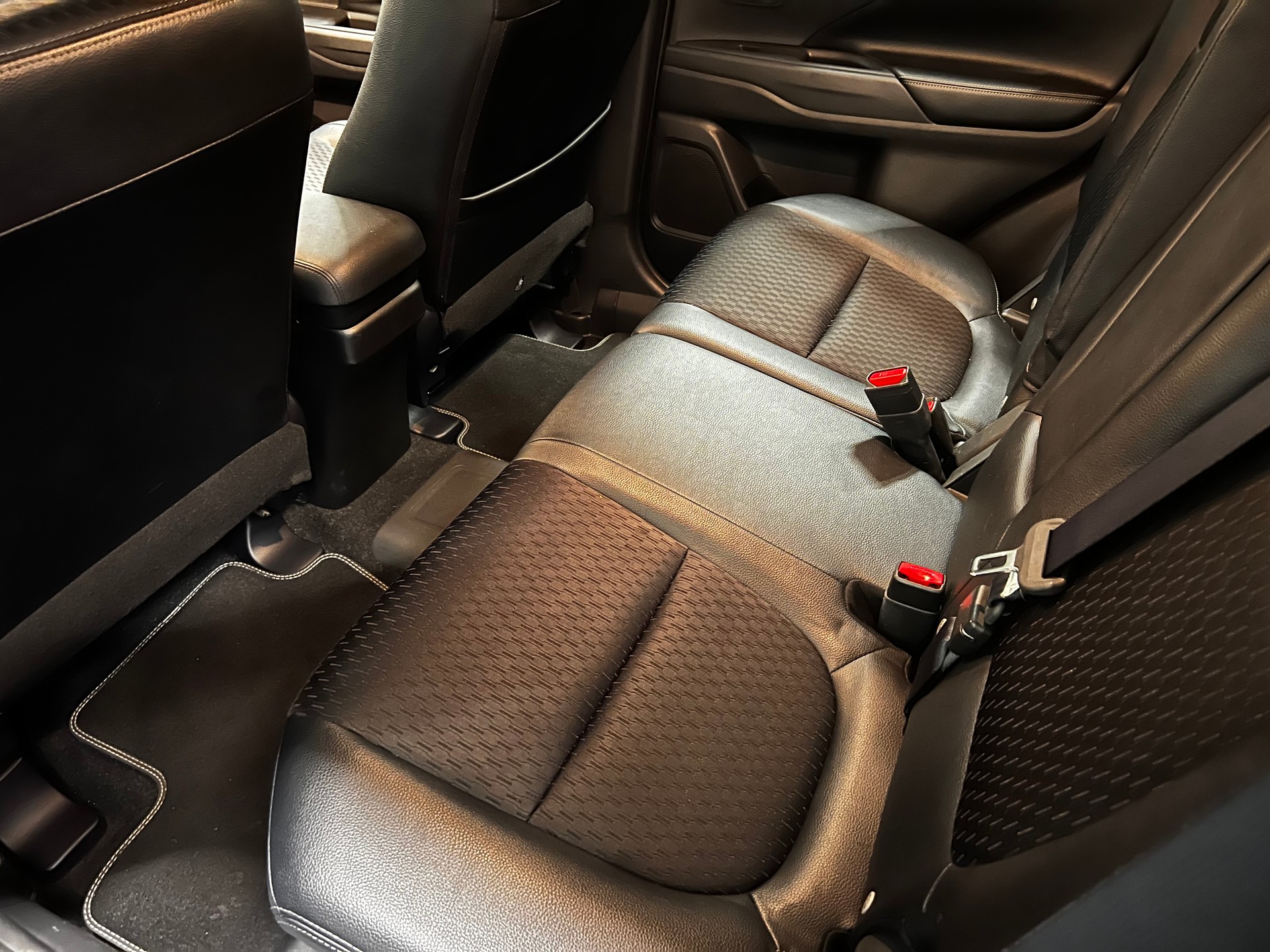 MITSUBISHI Outlander 2.0 PHEV Intense-image-9