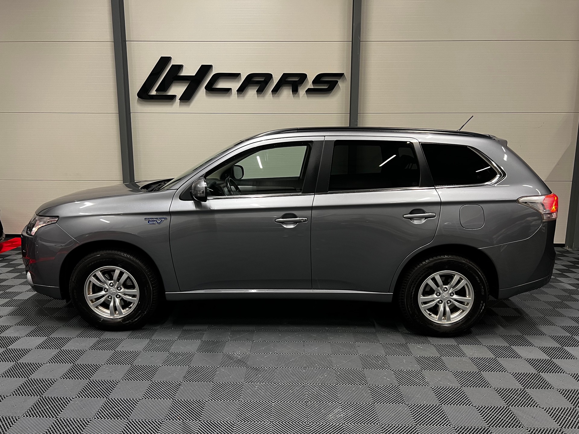 MITSUBISHI Outlander 2.0 PHEV Intense-image-1