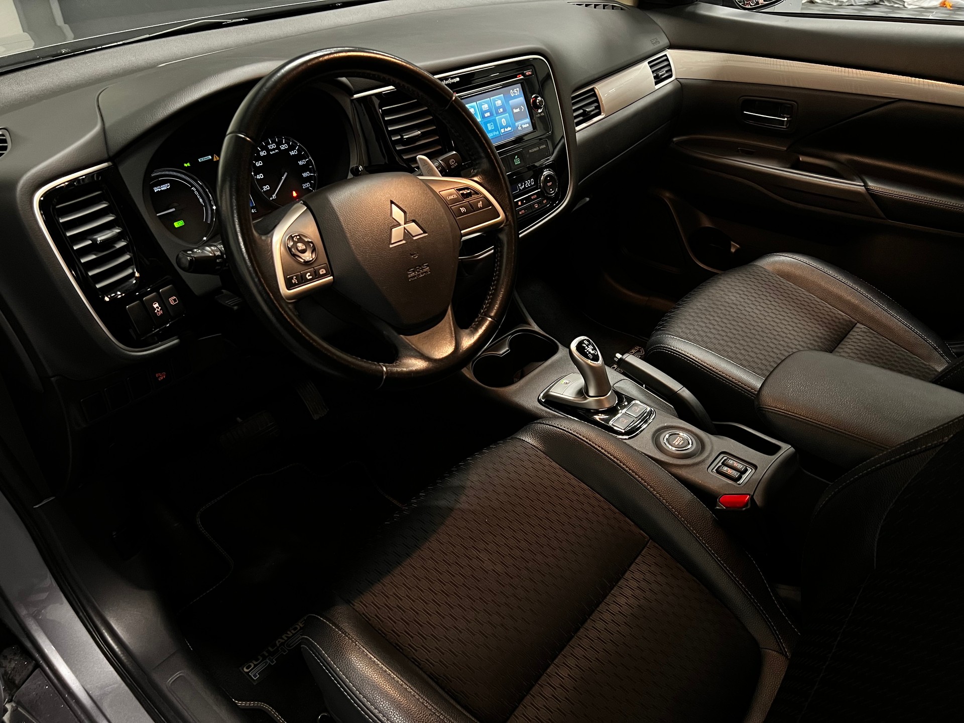 MITSUBISHI Outlander 2.0 PHEV Intense-image-11