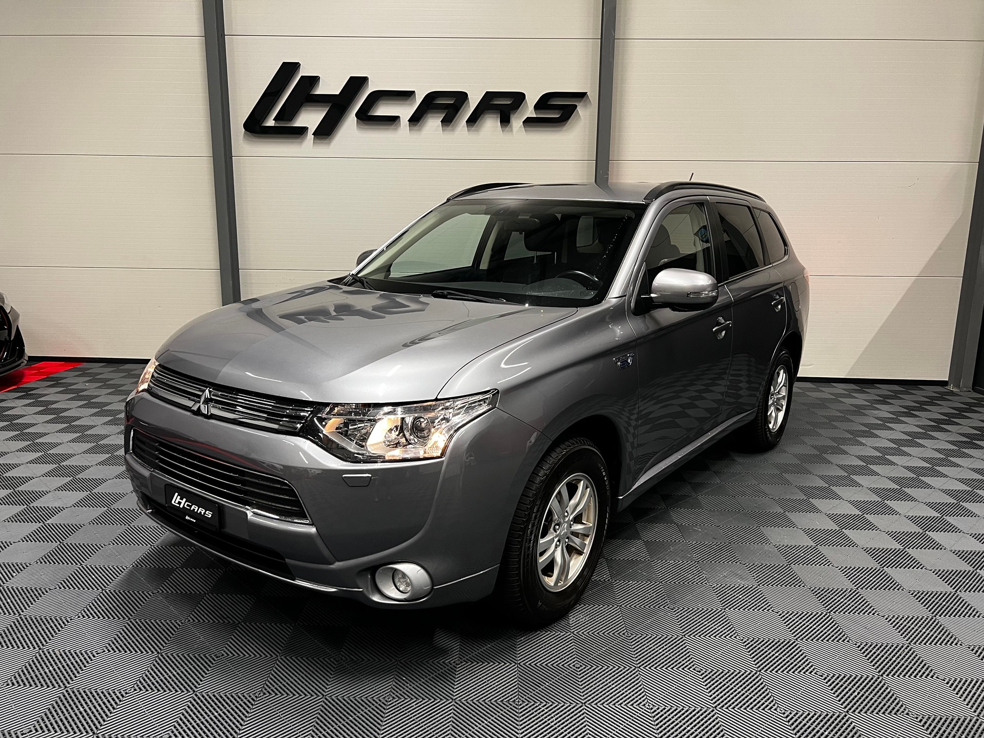 MITSUBISHI Outlander 2.0 PHEV Intense-image-0