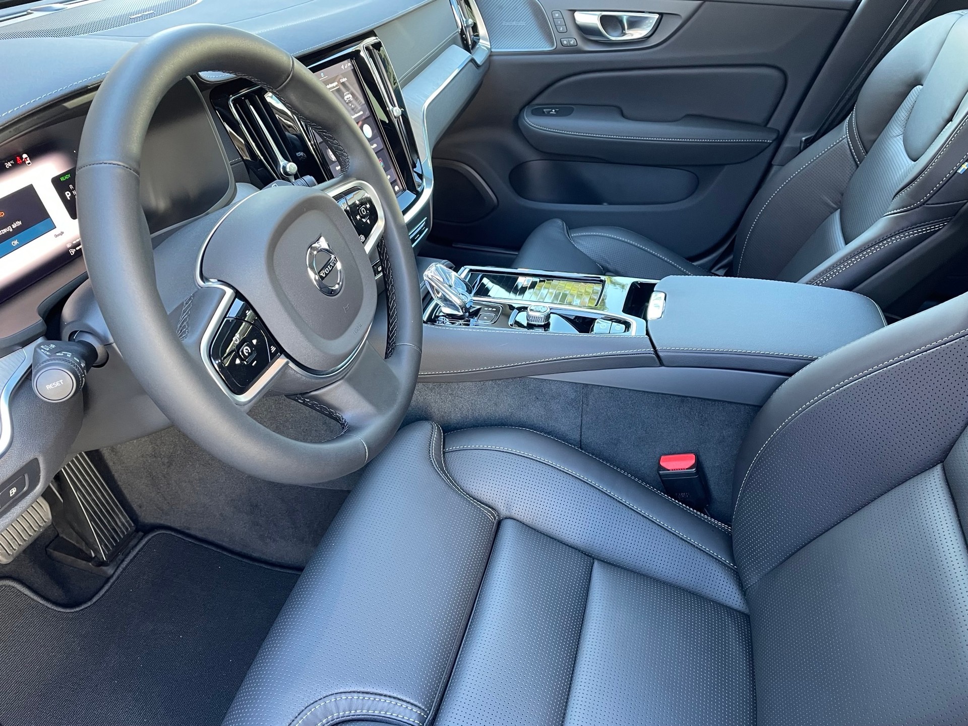 VOLVO V60 2.0 T6 TE Ultra Dark eAWD-image-3