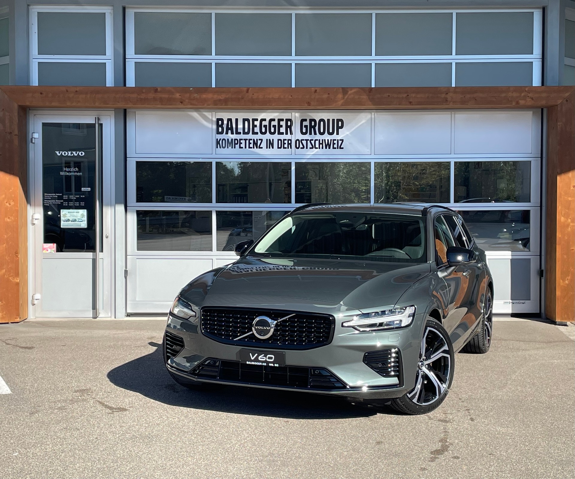 VOLVO V60 2.0 T6 TE Ultra Dark eAWD-image-0