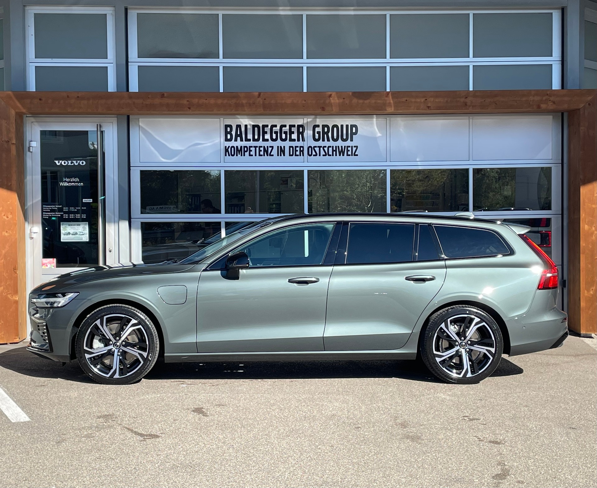 VOLVO V60 2.0 T6 TE Ultra Dark eAWD-image-8