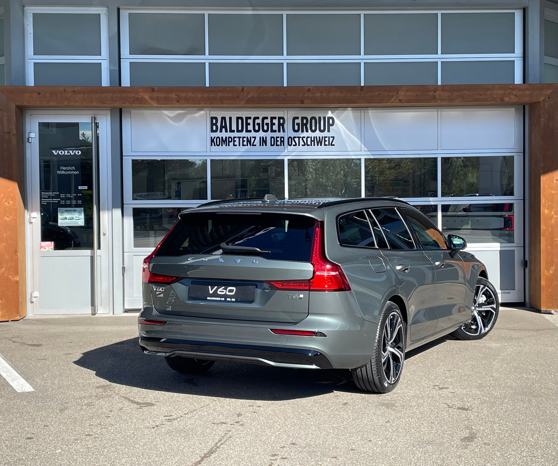 VOLVO V60 2.0 T6 TE Ultra Dark eAWD-image-2