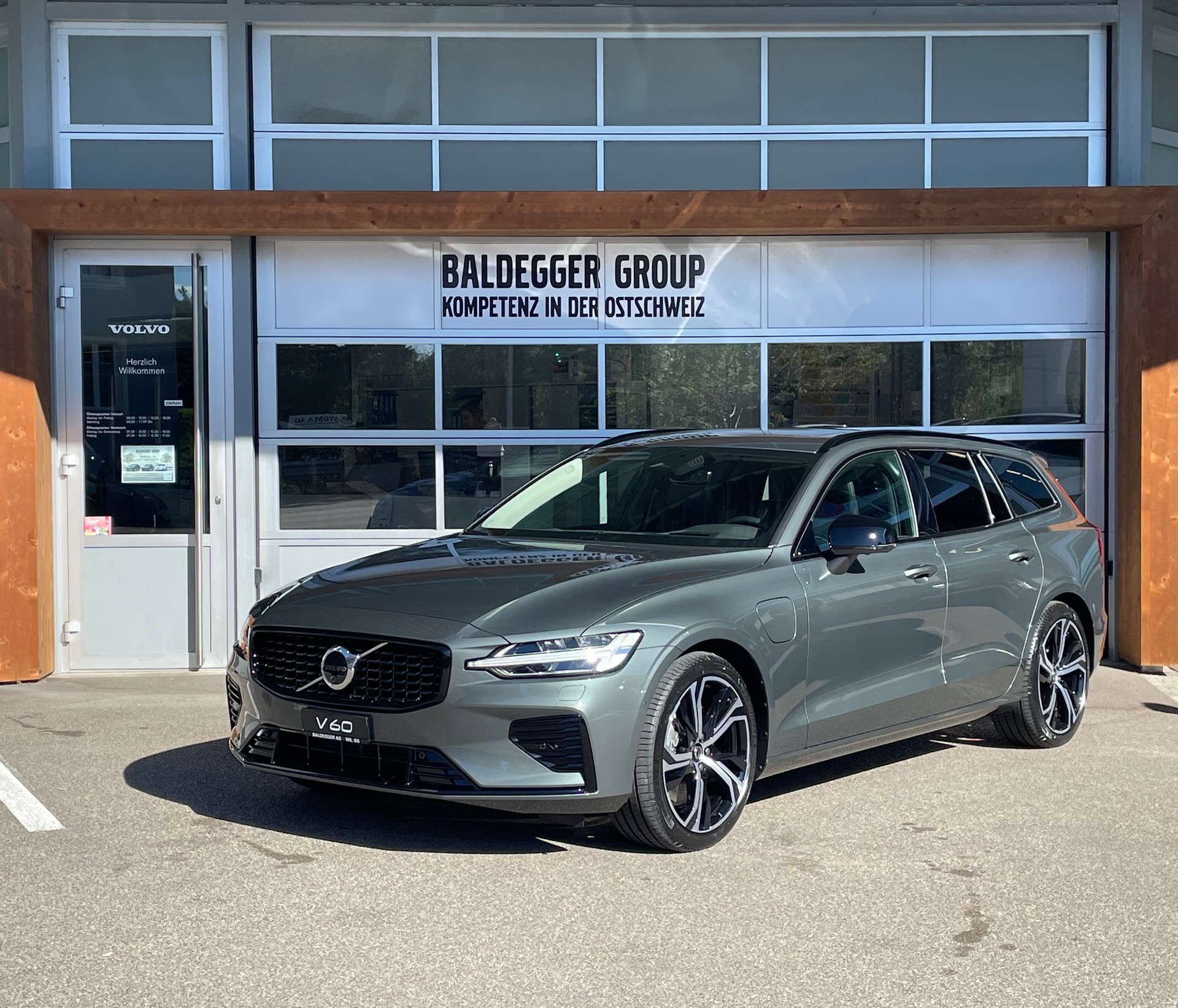 VOLVO V60 2.0 T6 TE Ultra Dark eAWD-image-1