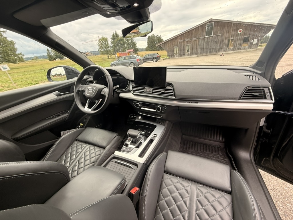 AUDI Q5 40 TDI Black Edition quattro S-tronic-image-6