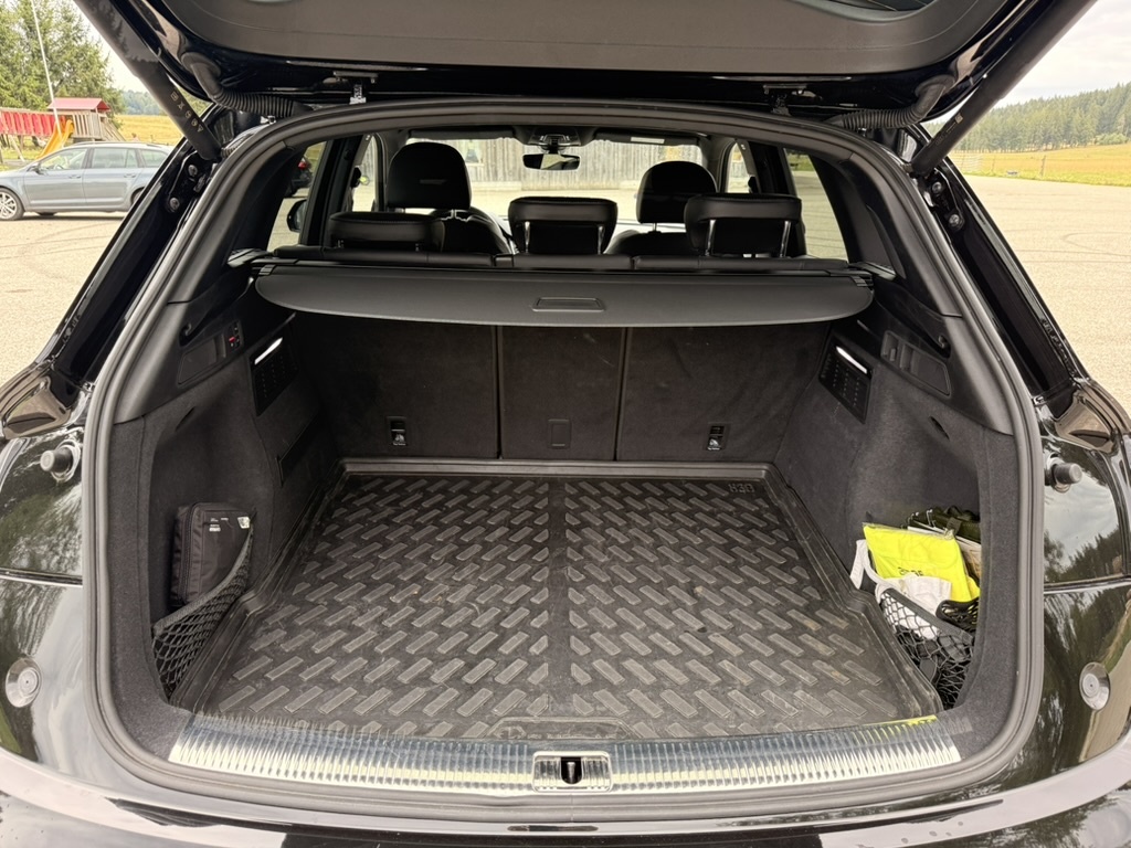 AUDI Q5 40 TDI Black Edition quattro S-tronic-image-10