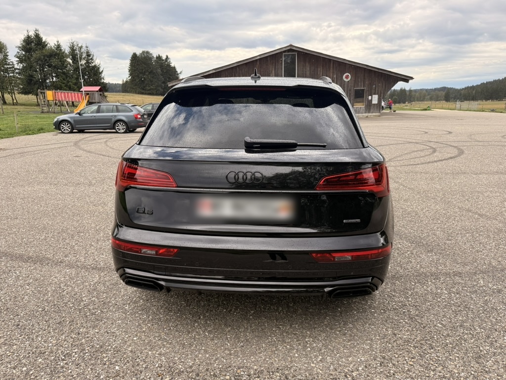 AUDI Q5 40 TDI Black Edition quattro S-tronic-image-4