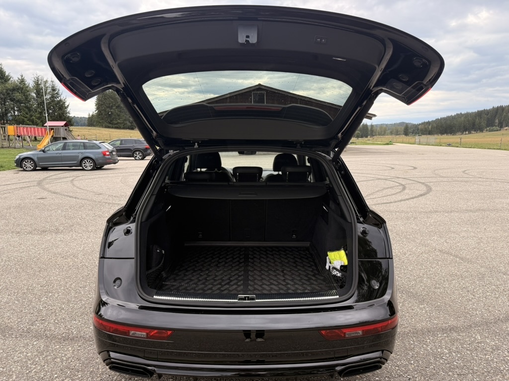 AUDI Q5 40 TDI Black Edition quattro S-tronic-image-11
