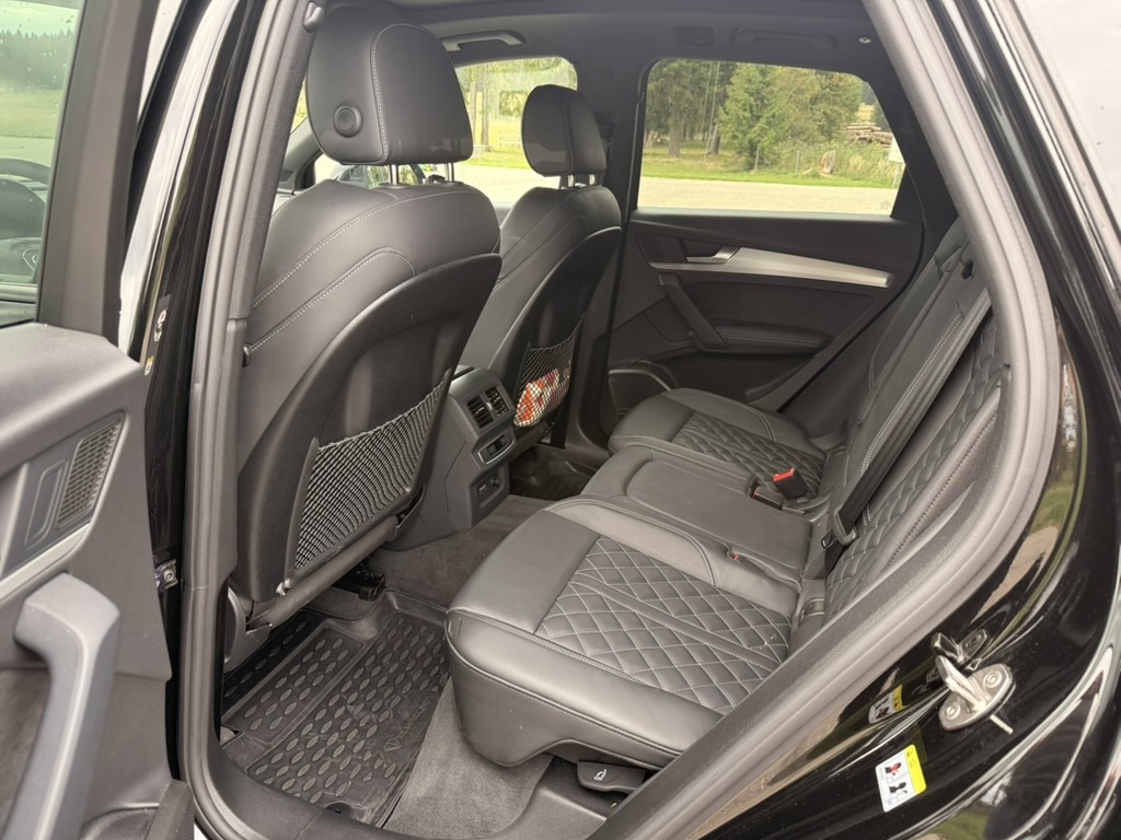 AUDI Q5 40 TDI Black Edition quattro S-tronic-image-9