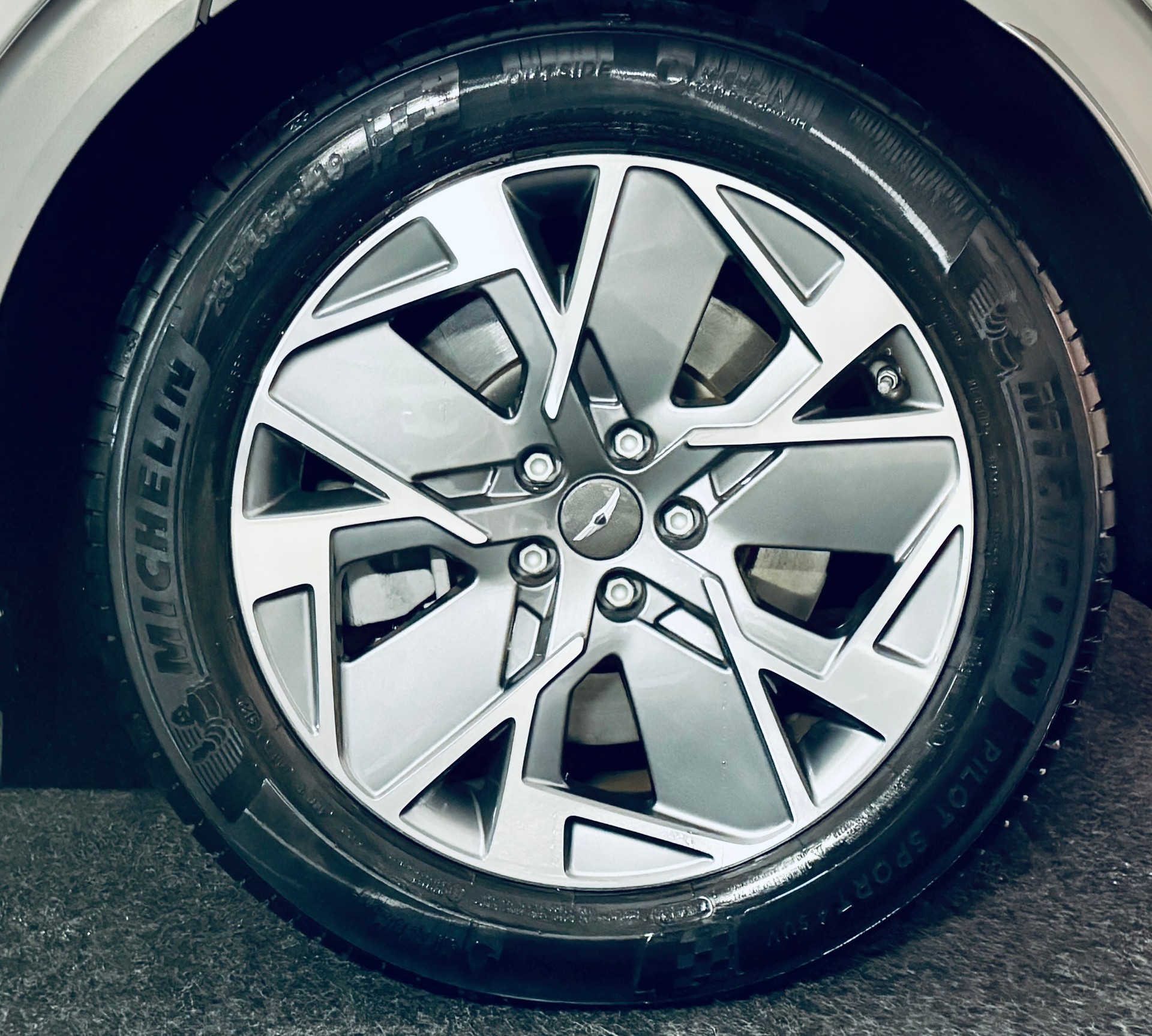 GENESIS GV60 77.4 kWh Premium-image-30