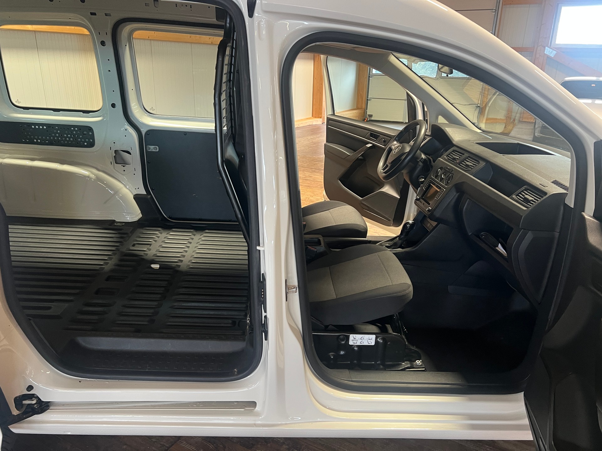 VW Caddy 2.0TDI 4Motion BlueMotion Technology DSG-image-13