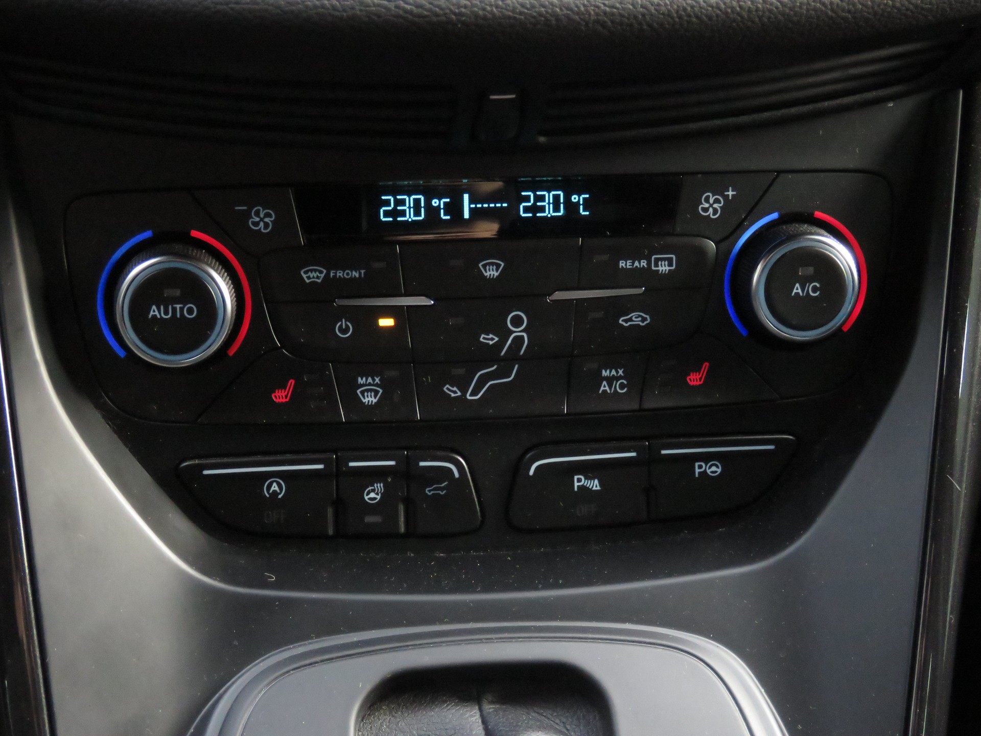 FORD Kuga 2.0 TDCi ST Line High 4WD PowerShift (Automat)-image-25