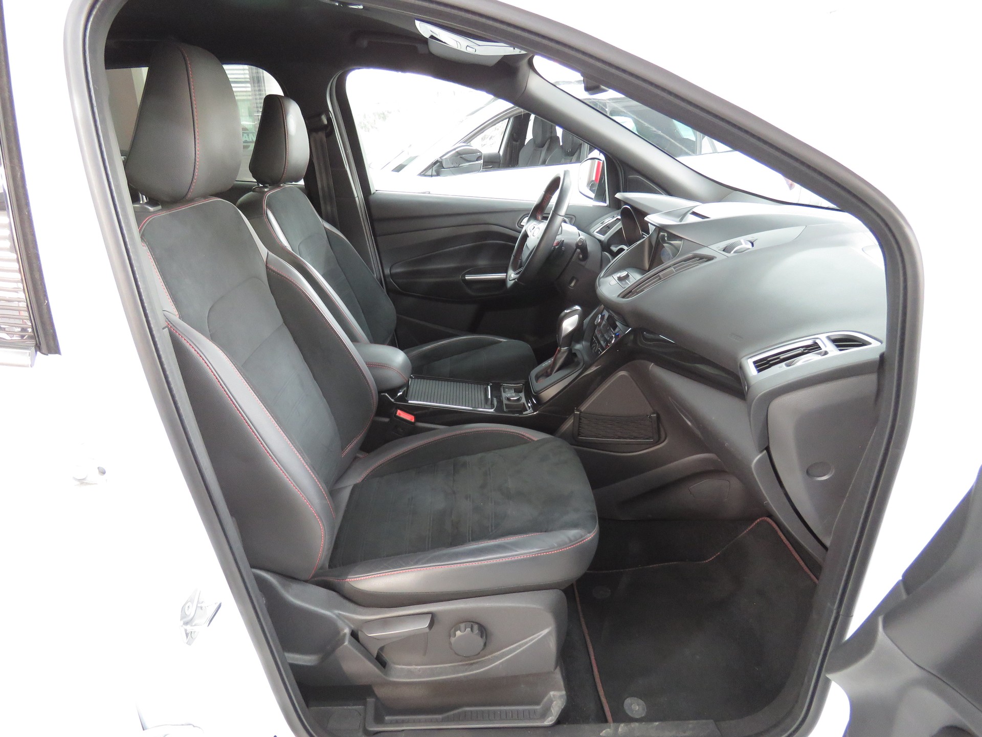 FORD Kuga 2.0 TDCi ST Line High 4WD PowerShift (Automat)-image-13