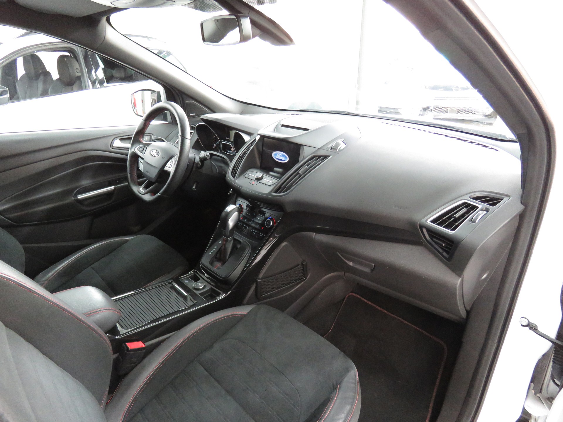 FORD Kuga 2.0 TDCi ST Line High 4WD PowerShift (Automat)-image-12