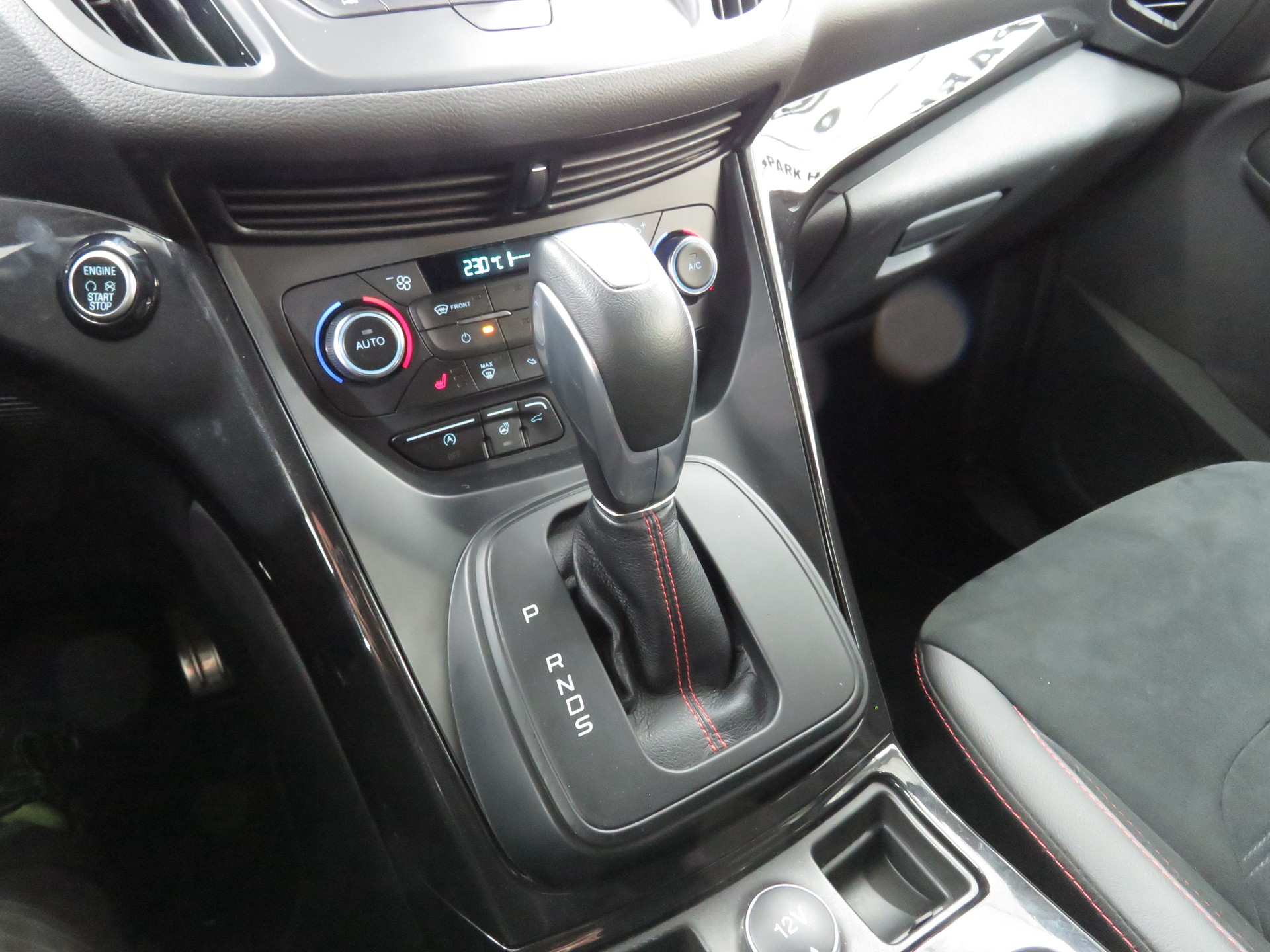 FORD Kuga 2.0 TDCi ST Line High 4WD PowerShift (Automat)-image-18