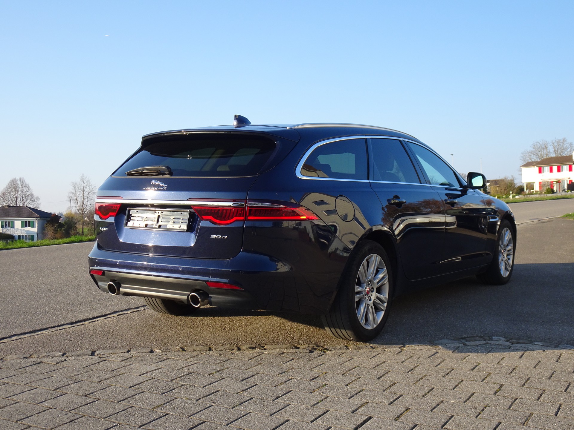 JAGUAR XF Sportbrake 30d Portfolio Automatic-image-2