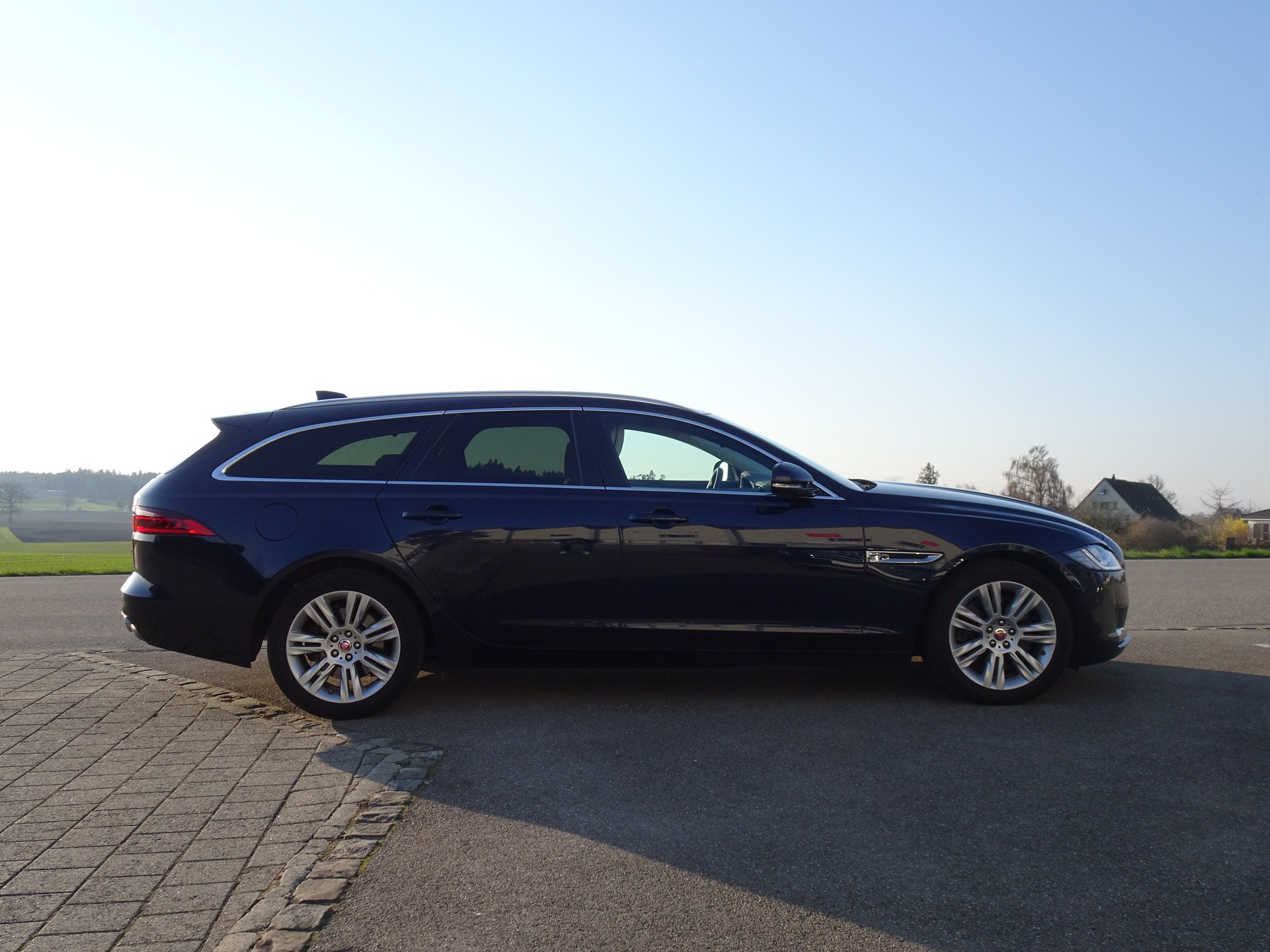 JAGUAR XF Sportbrake 30d Portfolio Automatic-image-3