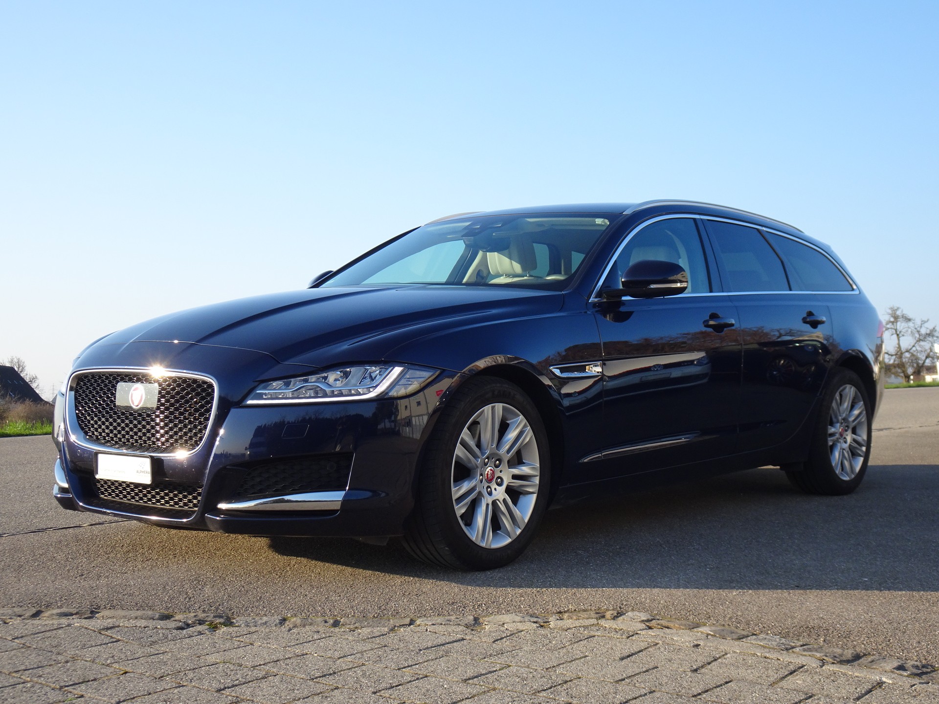 JAGUAR XF Sportbrake 30d Portfolio Automatic-image-0