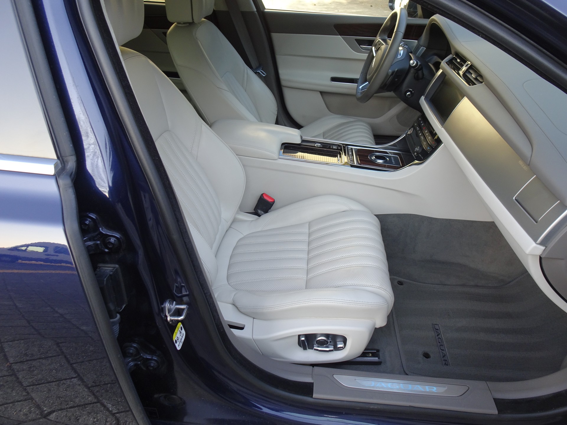 JAGUAR XF Sportbrake 30d Portfolio Automatic-image-6