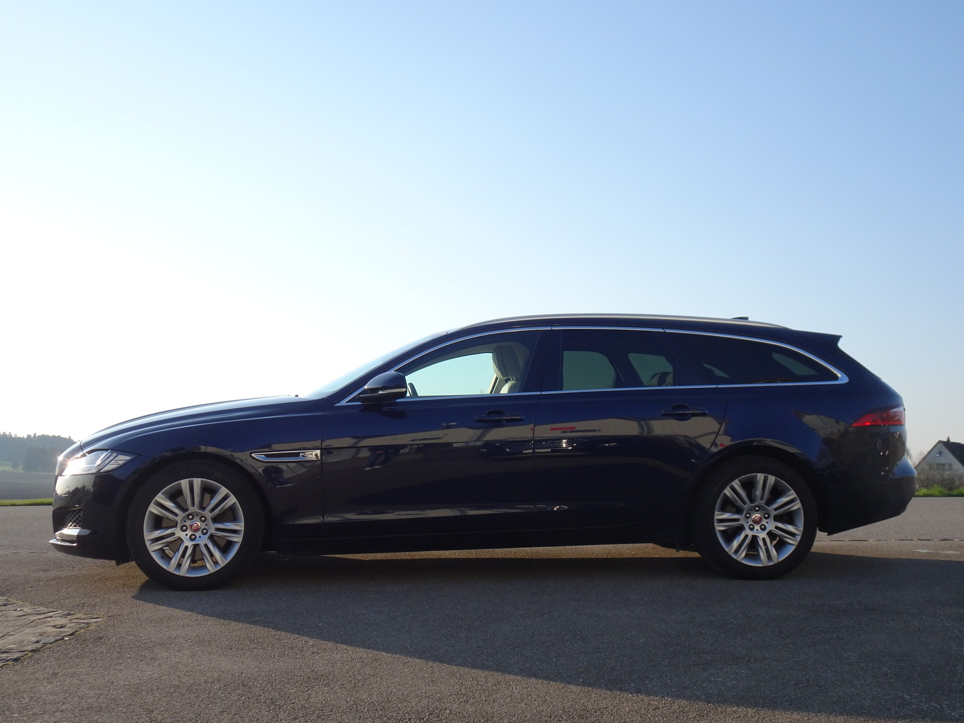 JAGUAR XF Sportbrake 30d Portfolio Automatic-image-1