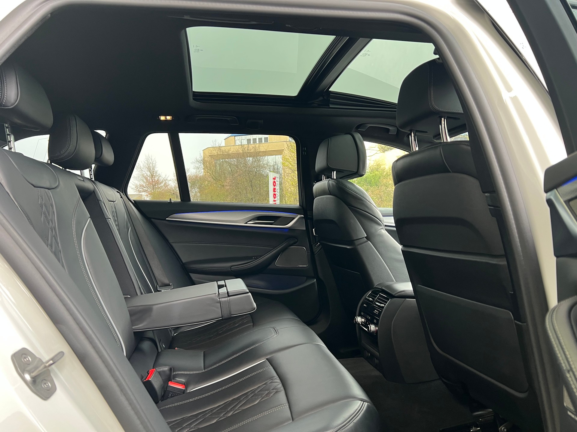 BMW 540d xDrive Touring-M Sportpaket- Steptronic--360°Kamera-image-23