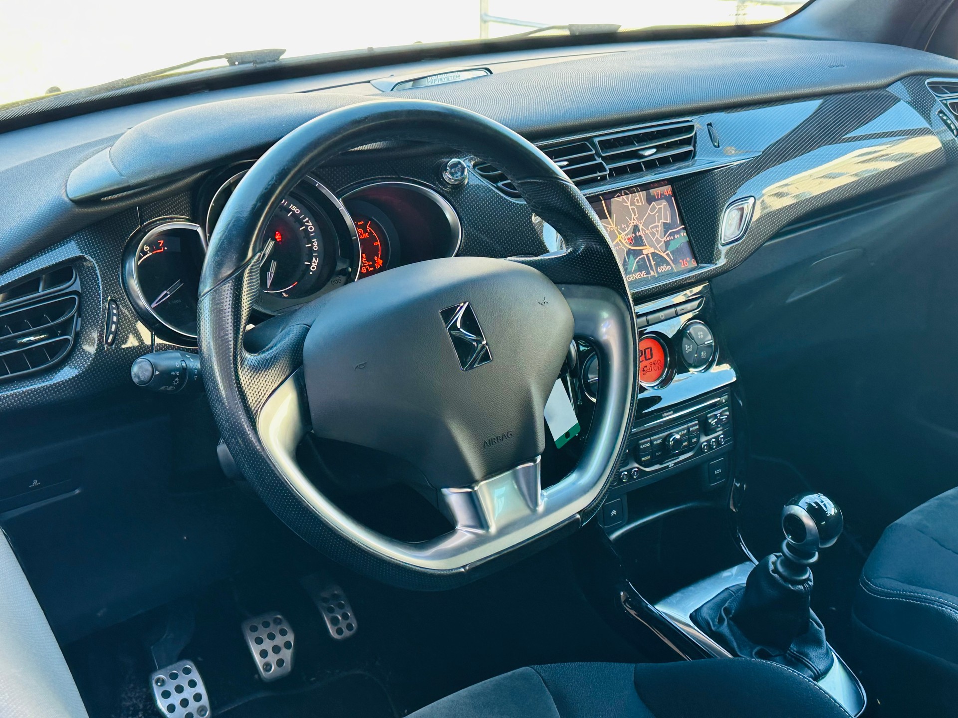 DS AUTOMOBILES DS3 1.6 THP Black & Silver-image-10