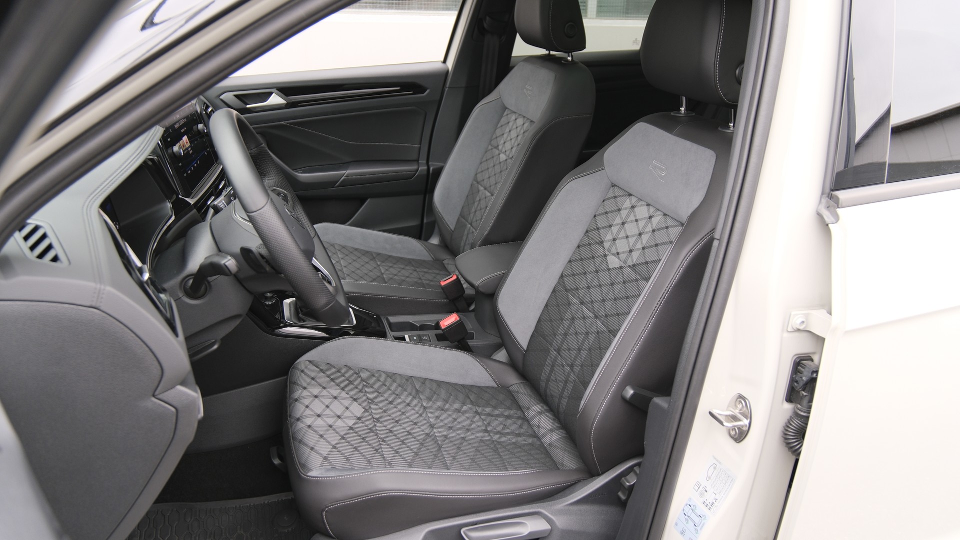 VW T-Roc 1.5 TSI EVO R-Line Black Style DSG-image-4