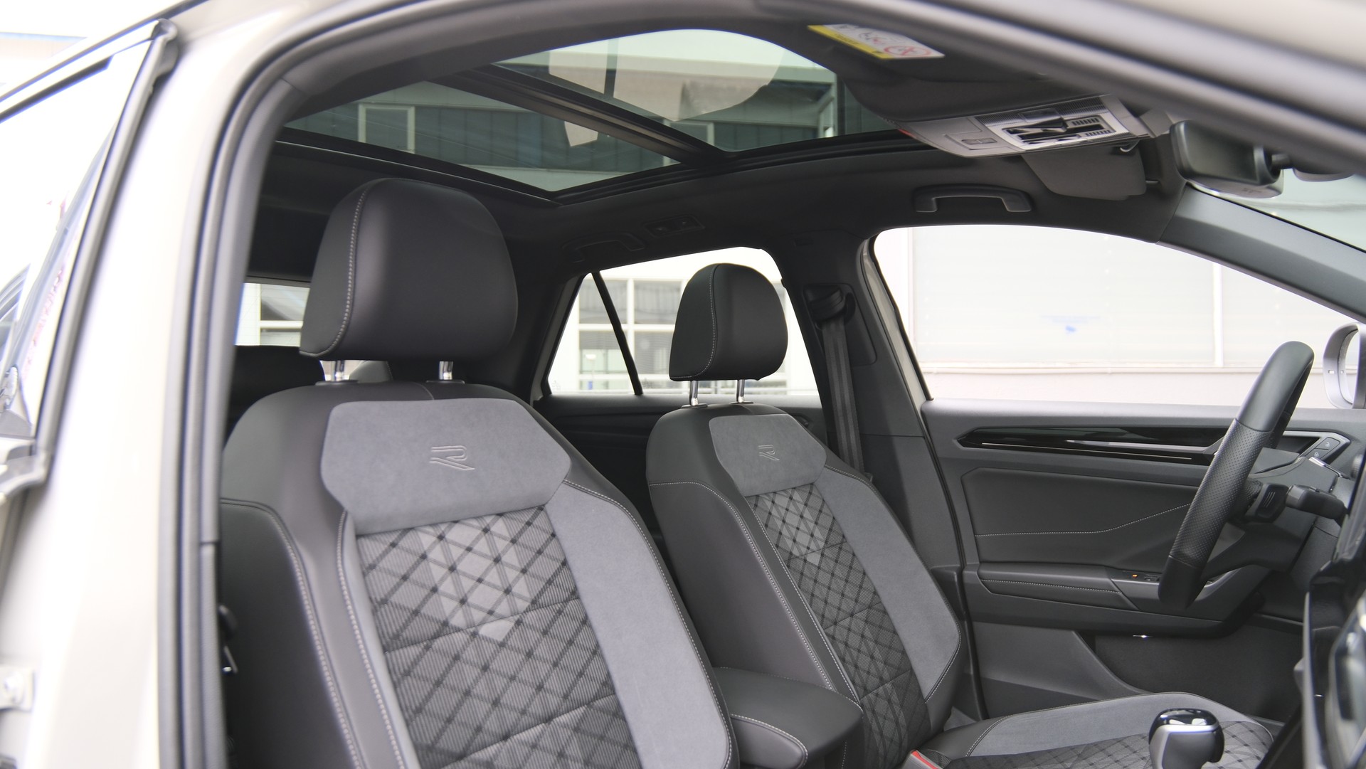 VW T-Roc 1.5 TSI EVO R-Line Black Style DSG-image-16