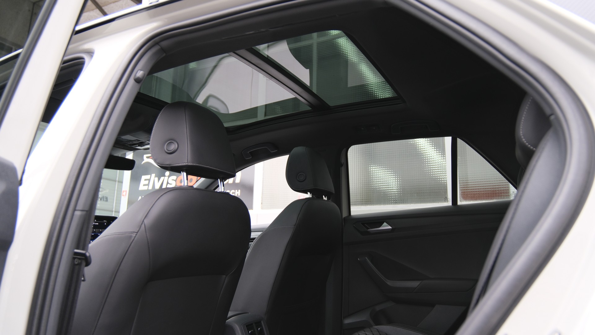 VW T-Roc 1.5 TSI EVO R-Line Black Style DSG-image-17