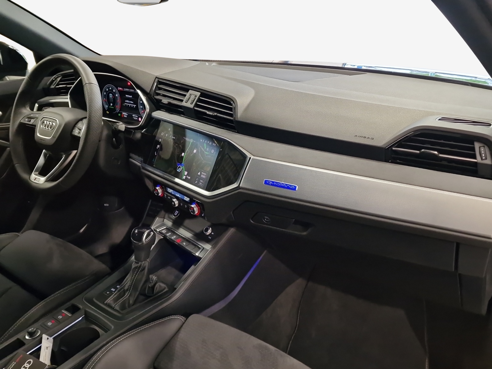 AUDI Q3 Sportback 40 TFSI S line quattro S-tronic-image-13