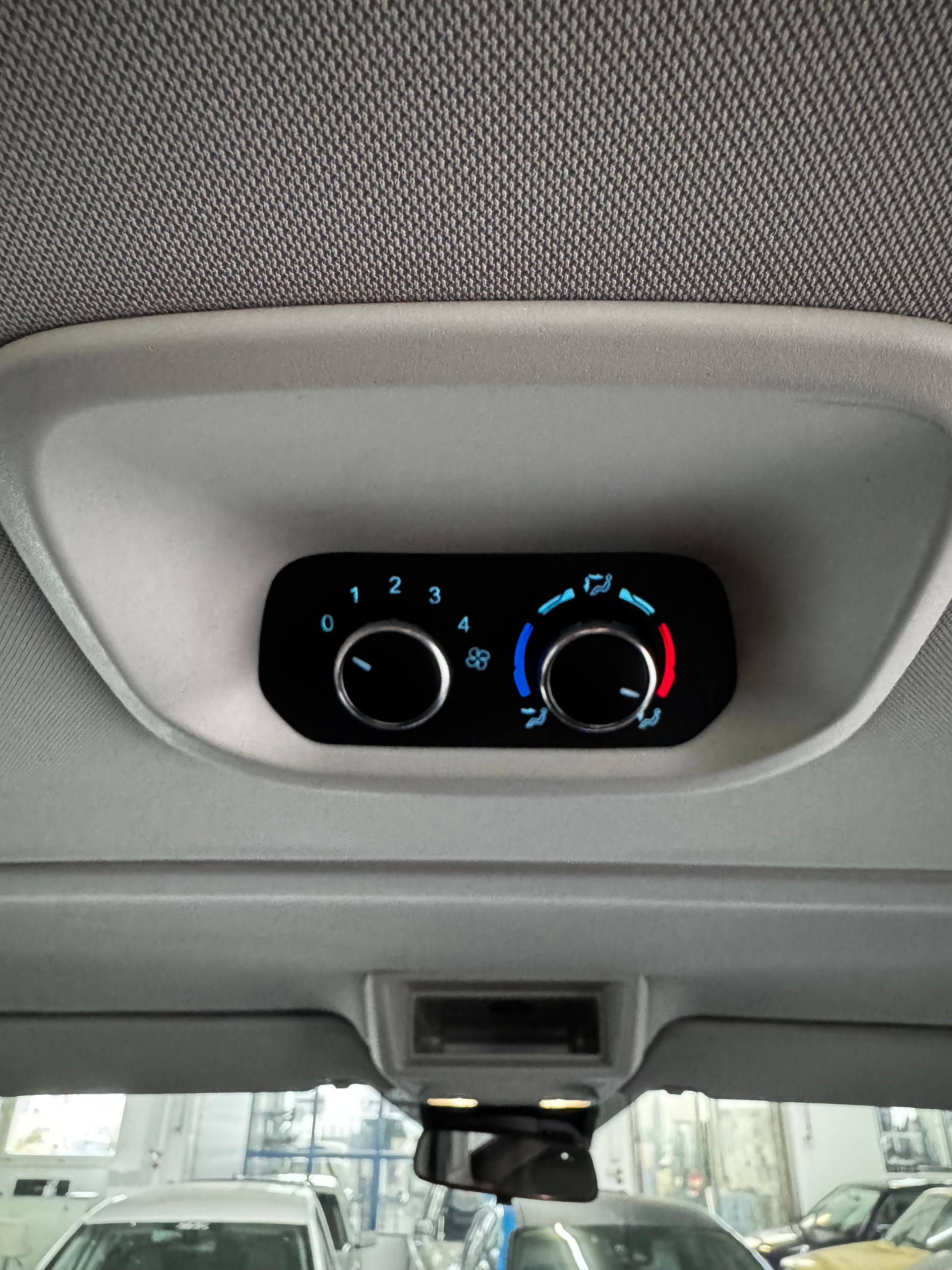FORD Tourneo Custom 320 L1H1 Titanium PHEV-image-24