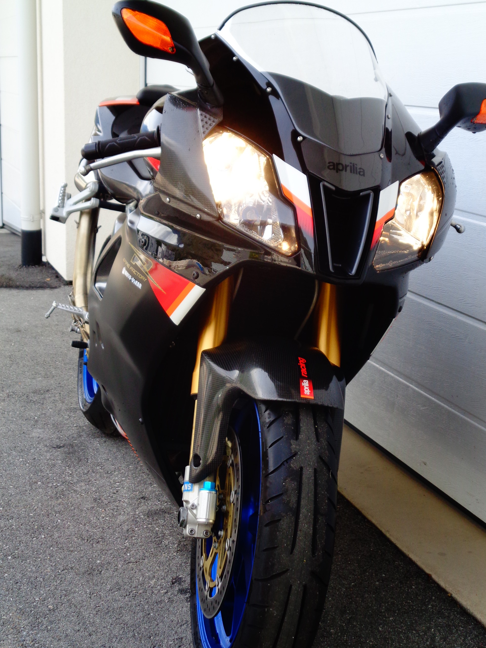 APRILIA RSV 1000 R I.E. Factory-showroom-element-2
