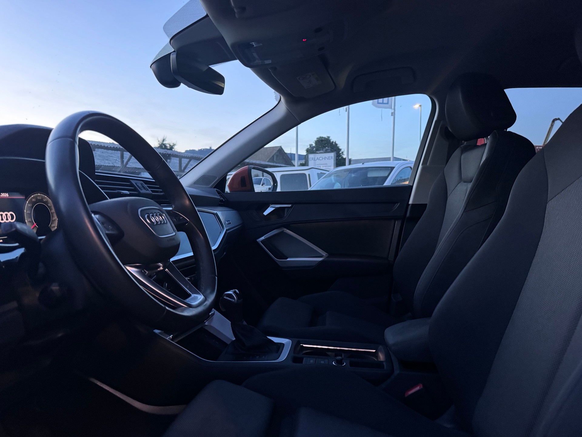 AUDI Q3 35 TDI S line quattro S-tronic-image-11