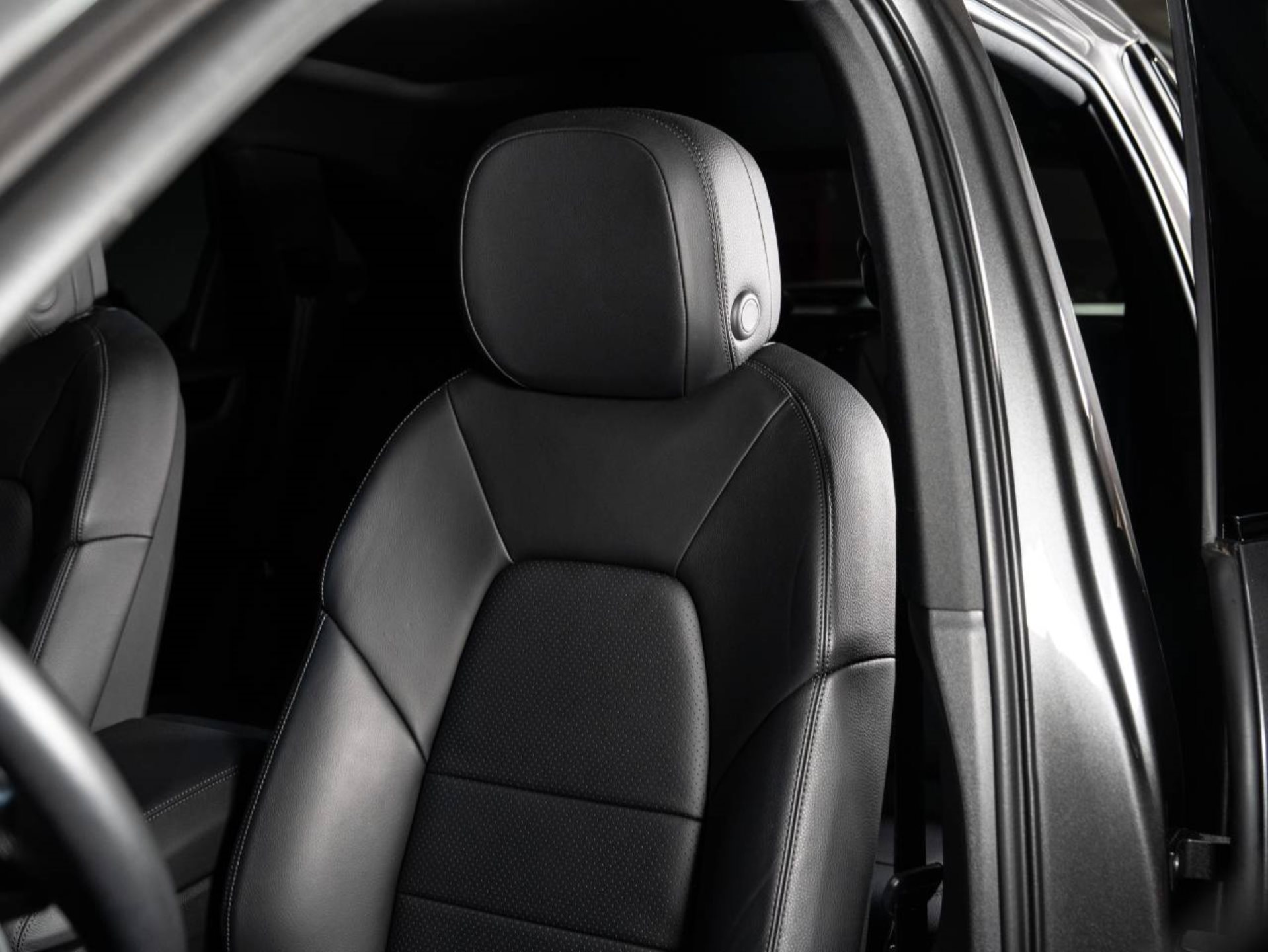 PORSCHE Cayenne (MY22)-image-13