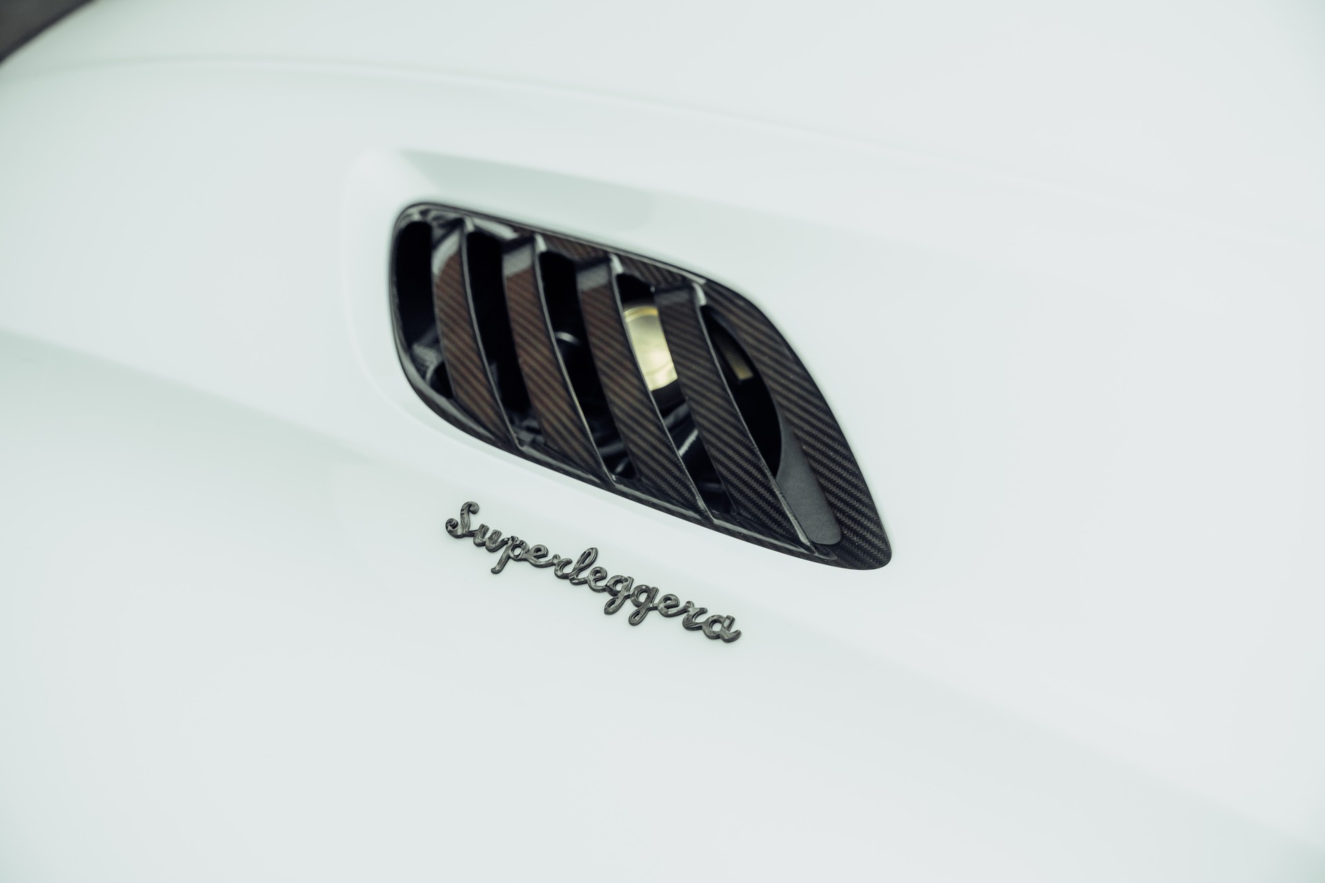ASTON MARTIN DBS Superleggera Volante-image-23