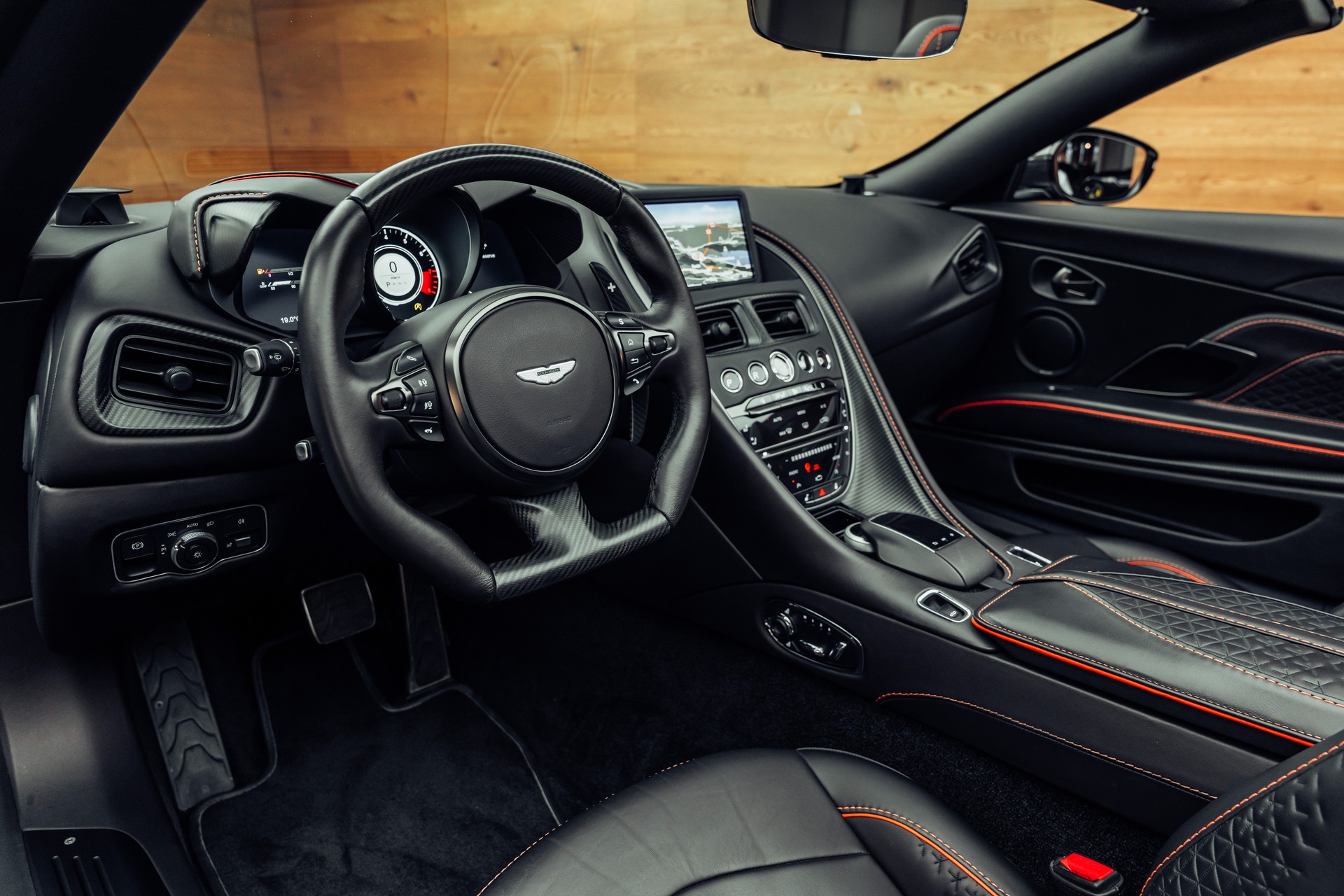 ASTON MARTIN DBS Superleggera Volante-image-4